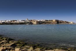 Image du Maroc Professionnelle de  La kasbah des Oudaïas de Rabat est une magnifique petite forteresse surplombant l'embouchure du fleuve Bouregreg érigée par les Almoravides pour lutter contre les tribus Berghouatas, elle séduit par sa quiétude et sa lumière.  Jeudi 6 Octobre 2011. (Photo / Abdeljalil Bounhar)
